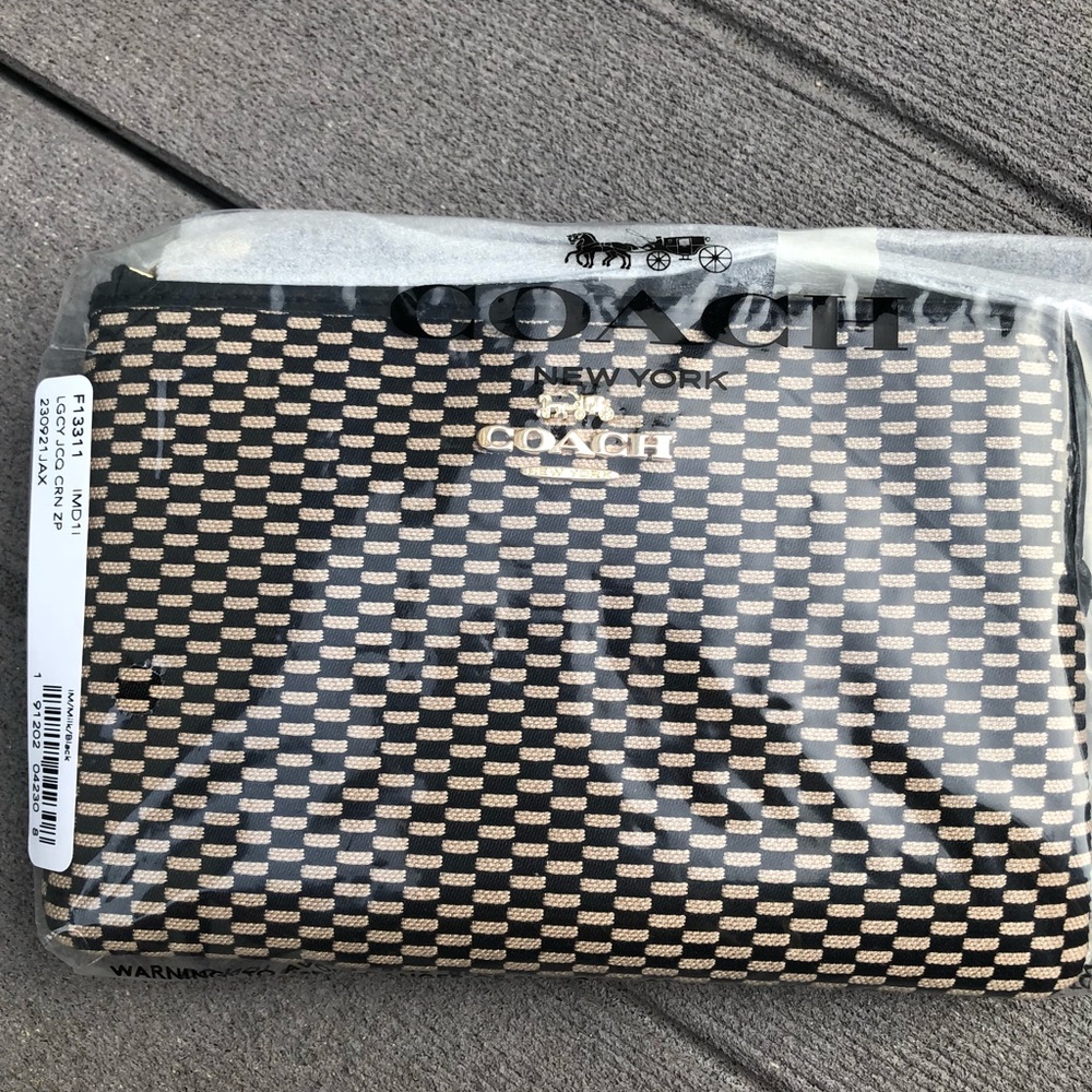 ❌SOLD❌ 🆕🌸COACH CORNER ZIP WRISTLET🌼 - Picture 2 of 6